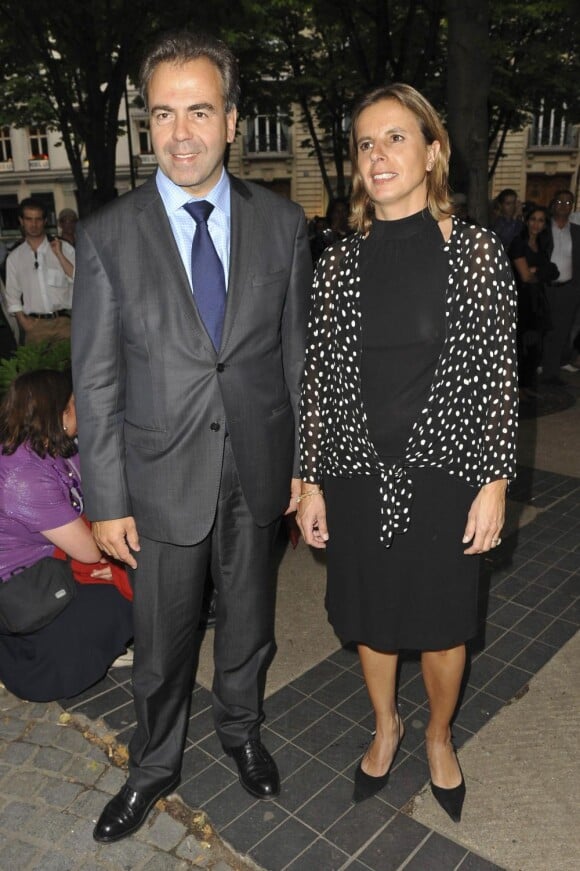 Luc Chatel et sa femme à l'anniversaire de la fondation Culture & Diversité, au Théâtre du Rond-Point, à Paris.