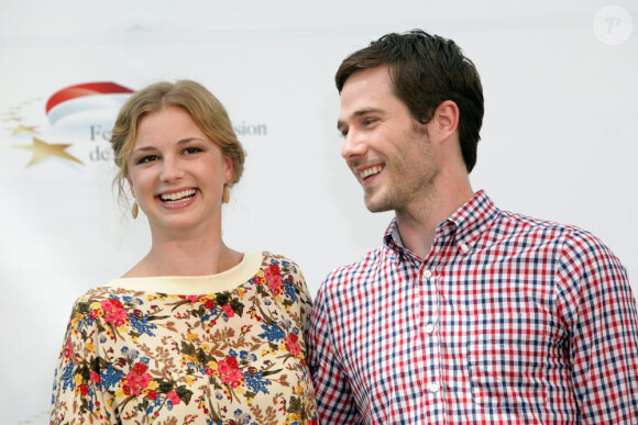 Luke Macfarlane et Emily Van Camp (brothers and sisters) au photocall du Festival de télévision de Monte-Carlo (8 juin 2010)
