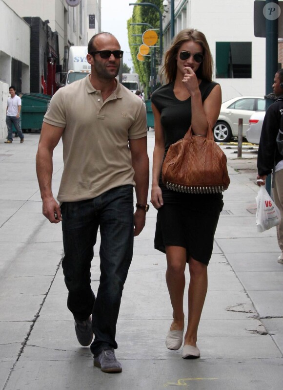Jason Statham et Rosie Huntington-Whiteley affichent leur amour dans les rues de Santa Monica, le 8 juin 2010.