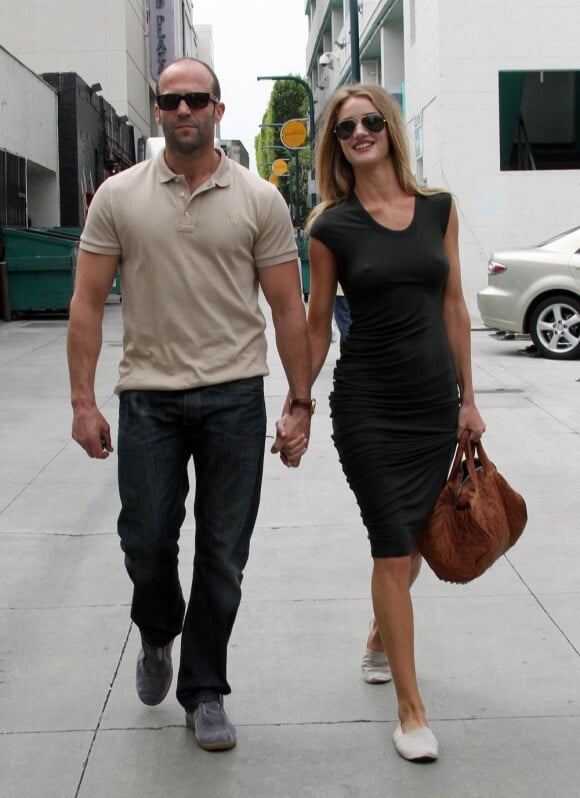 Jason Statham et Rosie Huntington-Whiteley affichent leur amour dans les rues de Santa Monica, le 8 juin 2010.