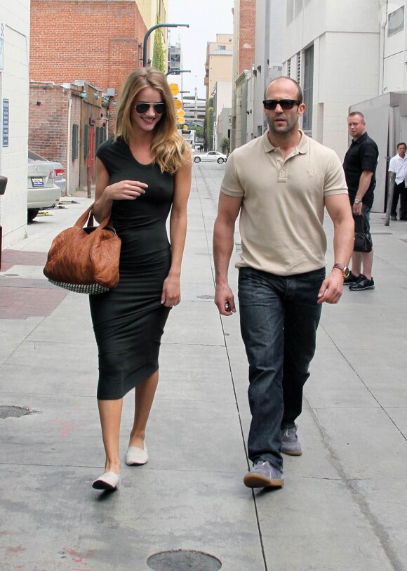 Jason Statham et Rosie Huntington-Whiteley affichent leur amour dans les rues de Santa Monica, le 8 juin 2010.