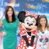 Teri Hatcher et sa petite Emerson, lors de l'inauguration du nouveau spectacle musical World of Colour, au parc californien Disneyland, le jeudi 10 juin.