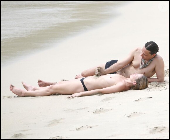Jamie Hince teste ses talents de sculpteur de sable sur le corps de Kate...