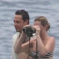 Kate Moss :  A moitié nue, elle se laisse modeler sur le sable par son amoureux...