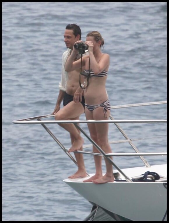 Kate Moss a envie d'espionner les espèces marines... Avec Jamie Hince, elle est cool à St Barth...