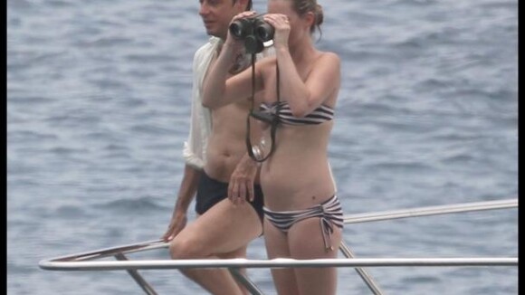 Kate Moss :  A moitié nue, elle se laisse modeler sur le sable par son amoureux...