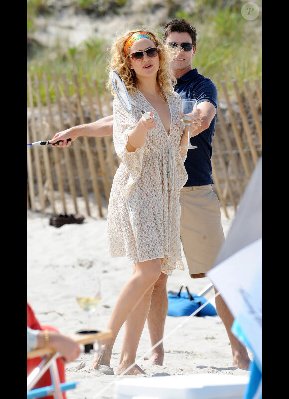 Kate Hudson partage une partie de badminton avec Colin Egglesfield sur le tournage de son nouveau film, Something Borrowed, lundi 7 juin, à New York.