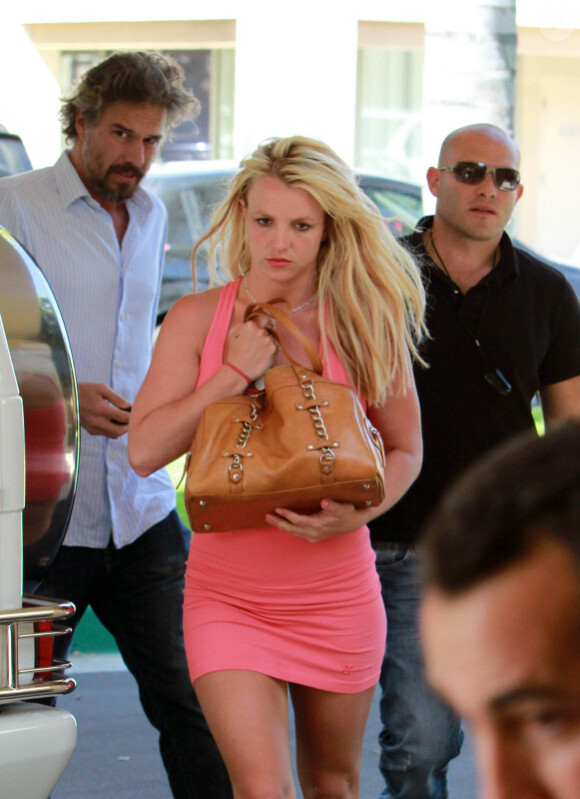 Britney Spears et son petit ami Jason Trawick se rendent dans un centre commercial pour acheter des vélos à Sean Preston et Jayden James, les enfants de Brit, vendredi 11 juin à Los Angeles.