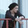 De retour à son hôtel après une balade sur un bateau, Kristen Stewart fume une cigarette sur le balcon de sa chambre... et adresse un petit signe gracieux aux photographes, le dimanche 30 mai à Sydney, en Australie.