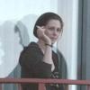 De retour à son hôtel après une balade sur un bateau, Kristen Stewart fume une cigarette sur le balcon de sa chambre... et adresse un petit signe gracieux aux photographes, le dimanche 30 mai à Sydney, en Australie.