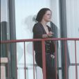 De retour à son hôtel après une balade sur un bateau, Kristen Stewart fume une cigarette sur le balcon de sa chambre... et adresse un petit signe gracieux aux photographes, le dimanche 30 mai à Sydney, en Australie.