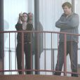 De retour à son hôtel après une balade sur un bateau, Kristen Stewart fume une cigarette sur le balcon de sa chambre... et adresse un petit signe gracieux aux photographes, le dimanche 30 mai à Sydney, en Australie.