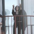 De retour à son hôtel après une balade sur un bateau, Kristen Stewart fume une cigarette sur le balcon de sa chambre... et adresse un petit signe gracieux aux photographes, le dimanche 30 mai à Sydney, en Australie.