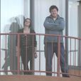 De retour à son hôtel après une balade sur un bateau, Kristen Stewart fume une cigarette sur le balcon de sa chambre... et adresse un petit signe gracieux aux photographes, le dimanche 30 mai à Sydney, en Australie.
