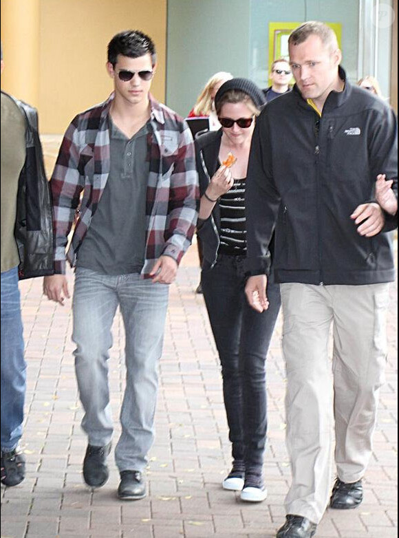 Kristen Stewart et Taylor Lautner reviennent de leur balade en bateau, le dimanche 30 mai à Sydney, en Australie.