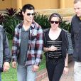 Kristen Stewart et Taylor Lautner reviennent de leur balade en bateau, le dimanche 30 mai à Sydney, en Australie.
