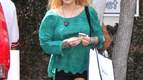 Lindsay Lohan : Elle ne cache plus son bracelet anti-alcool qu'elle assortit à son bikini !