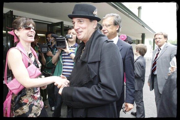 Micky Green animait dimanche 13 juin 2010 le traditionnel pique-nique précédant le Prix de Diane, à Chantilly. Francis Lalanne était présent.
