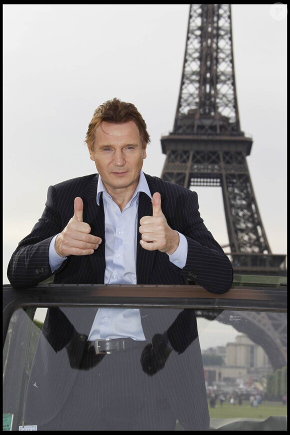Liam Neeson et toutes les stars de L'agence tous risques en promo à Paris, sur le Champ de Mars, le 14 juin 2010.