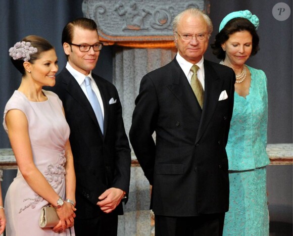 A Stockholm, les 16 et 17 juin, des invités de prestige ont commencé à affluer en vue du mariage de la princesse Victoria samedi 19 juin. Avec les futurs mariés (à gauche), le couple royal.