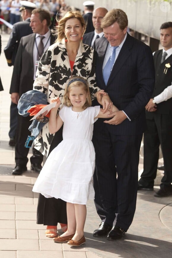 A Stockholm, les 16 et 17 juin, des invités de prestige ont commencé à affluer en vue du mariage de la princesse Victoria samedi 19 juin. Photo : Willem-Alexander des Pays-Bas et sa femme Maxima, avec une de leurs filles.