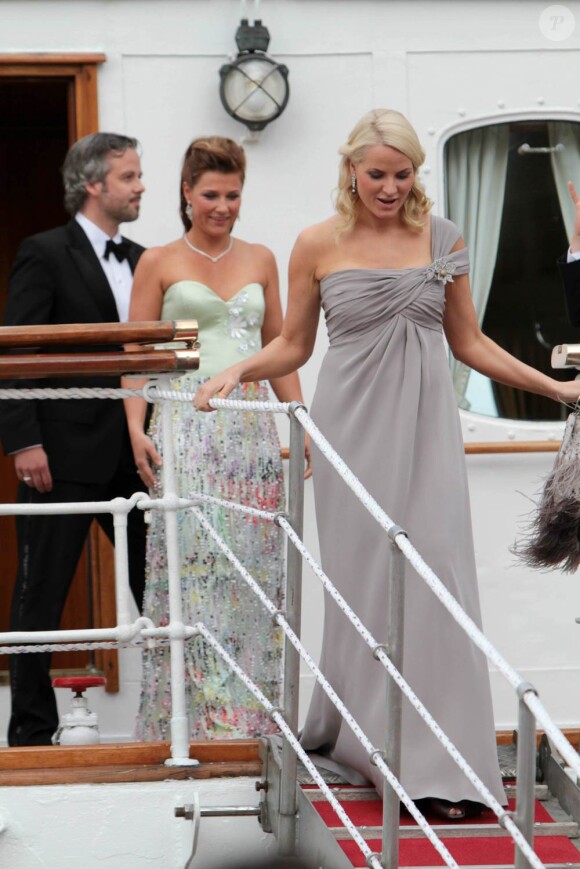 A Stockholm, les 16 et 17 juin, des invités de prestige ont commencé à affluer en vue du mariage de la princesse Victoria samedi 19 juin. Photo : Mette-Marit de Norvège ; en arrière-plan, sa belle-soeur Martha-Louise et son mari Ari Behn.