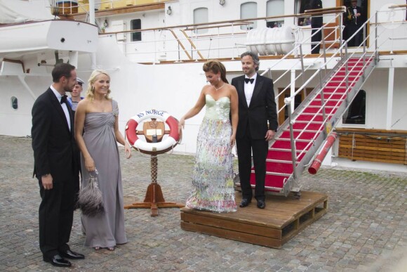 A Stockholm, les 16 et 17 juin, des invités de prestige ont commencé à affluer en vue du mariage de la princesse Victoria samedi 19 juin. Photo : Mette-Marit de Norvège et son époux le prince héritier (à gauche), avec Martha-Louise et Ari Behn.