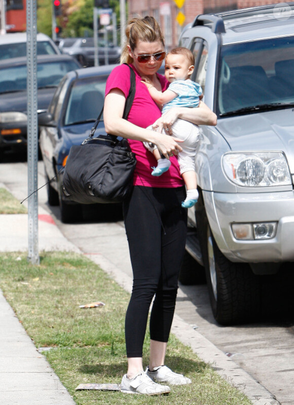 Ellen Pompeo et sa fille Stella Luna à Los Angeles, le 18 juin 2010