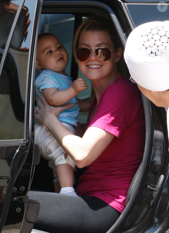 Ellen Pompeo et sa fille Stella Luna à Los Angeles, le 18 juin 2010