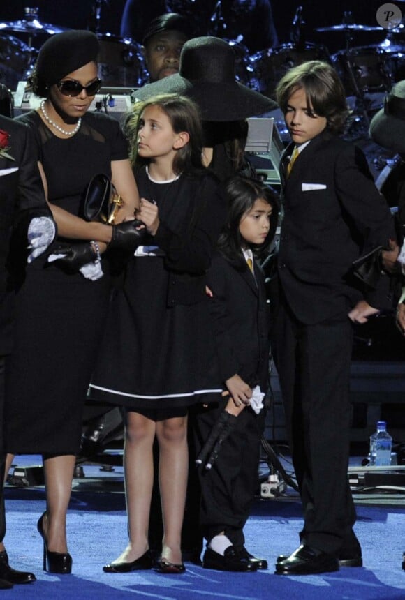 Funérailles de Michael Jackson : Janet et les trois orphelins Paris, Prince Michael et Blanket, le 7 juillet 2009