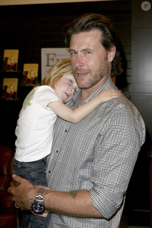 Dean McDermott s'occupe de son petit Liam Aaron McDermott pendant que son épouse Tori Spelling donne une séance de dédicace pour son livre Uncharted TerriTori le 2 juin 2010