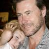 Dean McDermott s'occupe de son petit Liam Aaron McDermott pendant que son épouse Tori Spelling donne une séance de dédicace pour son livre Uncharted TerriTori le 2 juin 2010
