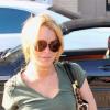 Lindsay Lohan fume une cigarette et s'accorde une séance de shopping chez Barney's à Los Angeles, mardi 22 juin.