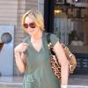 Lindsay Lohan fume une cigarette et s'accorde une séance de shopping chez Barney's à Los Angeles, mardi 22 juin.