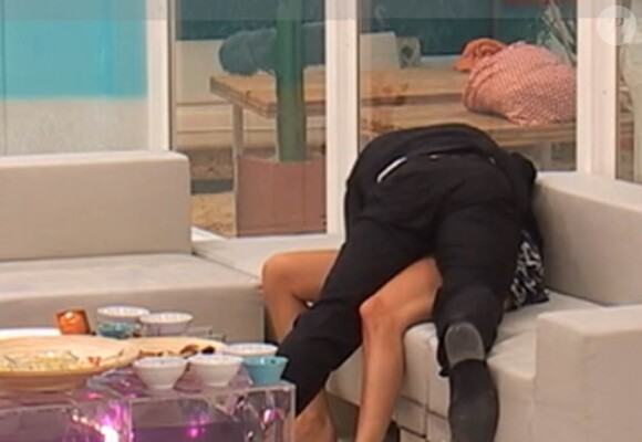Kevin attaque littéralement Caroline pour lui voler un baiser...