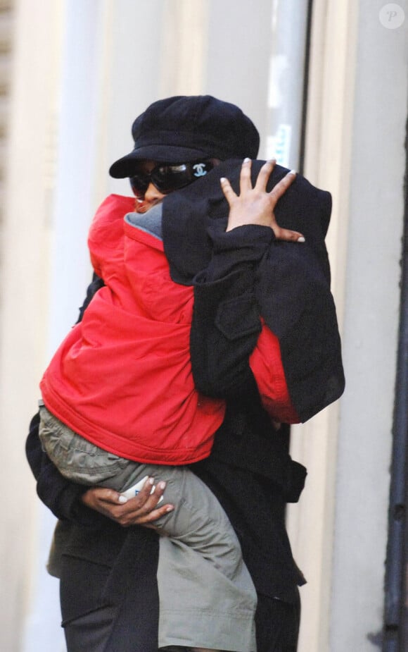 Une nanny porte Blanket Jackson  dans ses bras lors d'un séjour en Italie en avril 2006