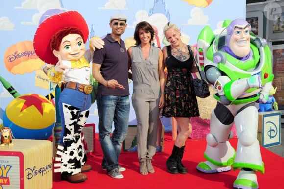Virginie Guilhaume entourée de Dave et Stéphanie à l'occasion de l'avant-première de Toy Story 3, au Gaumont du Disney Village, à Marne-la-Vallée, le 26 juin 2010.