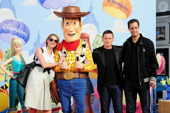 Frédérique Bel, Benoît Magimel et Grand Corps Malade à l'occasion de l'avant-première de Toy Story 3, au Gaumont du Disney Village, à Marne-la-Vallée, le 26 juin 2010.