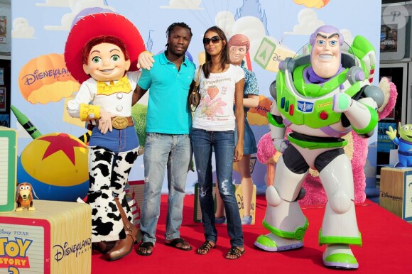 Pegguy Luyindula et sa compagne à l'occasion de l'avant-première de Toy Story 3, au Gaumont du Disney Village, à Marne-la-Vallée, le 26 juin 2010.