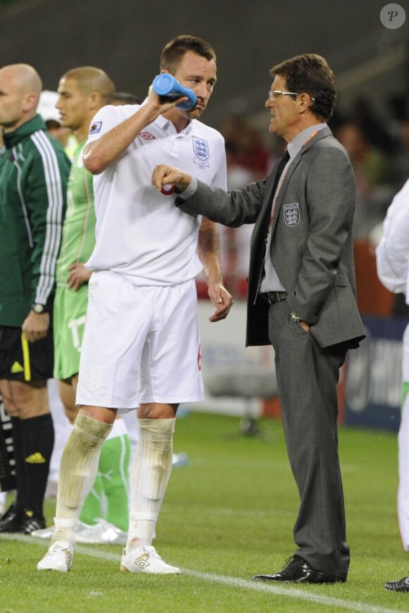 John Terry (ici avec le sélectionneur Fabio Capello face à l'Algérie) et ses partenaires n'ont rien pu faire façe à l'Allemagne et après une défaite 4 à 1 sont éliminés de la Coupe du Monde