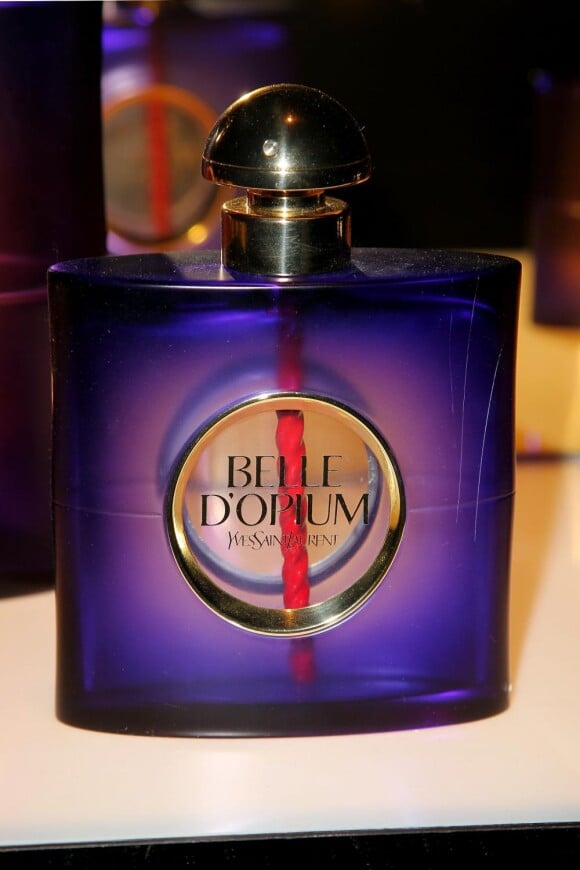 La bouteille du parfum Belle d'Opium d'Yves Saint Laurent. Un parfum disponible en France à partir du 26 août prochain. Eau de parfum 30ml : 53,50€  50ml : 77,50€  90ml : 99€