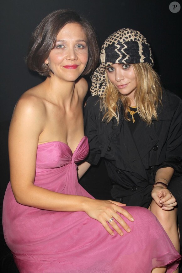 Maggie Gyllenhaal et Ashley Olsen lors de la soirée de lancement Belle d'Opium signé Yves Saint Laurent dont la belle Mélanie Thierry est l'égérie le 17 juin 2010 à New York