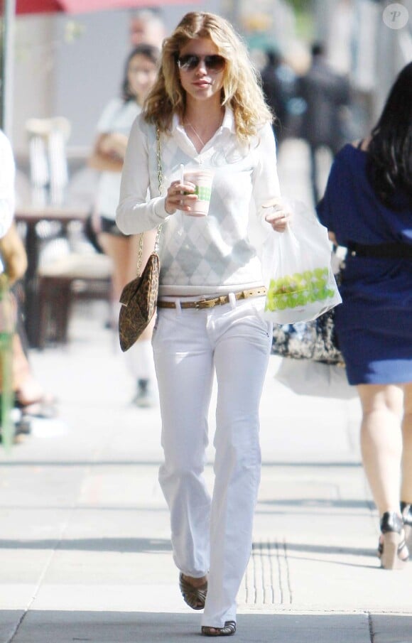 AnnaLynne McCord dans les rues de Los Angeles, le 28 juin 2010