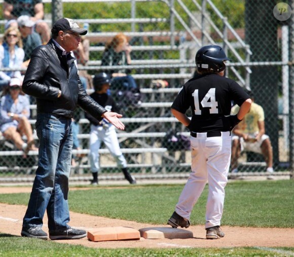 Larry King assiste au match de base ball d'un de ses fils