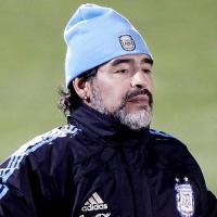 Diego Maradona fait des câlins à ses joueurs... mais attention, il aime les femmes et affirme ses préférences !