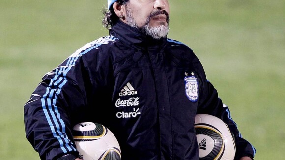 Diego Maradona fait des câlins à ses joueurs... mais attention, il aime les femmes et affirme ses préférences !
