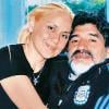 Diego Maradona et sa fiancée Veronica Ojeda, à l'occasion des 31 ans de la jeune femme, en Afrique du Sud, en juin 2010.
