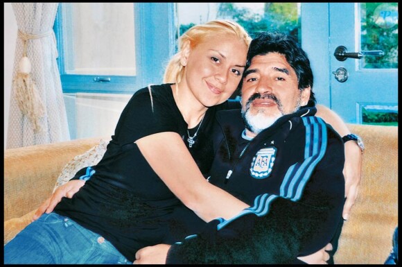 Diego Maradona et sa fiancée Veronica Ojeda, à l'occasion des 31 ans de la jeune femme, en Afrique du Sud, en juin 2010.
