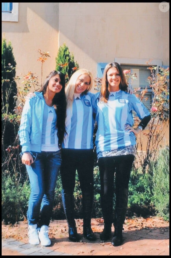 Veronica Ojeda, fiancée de Diego Maradona, avec ses soeurs, en Afrique du Sud, en juin 2010.