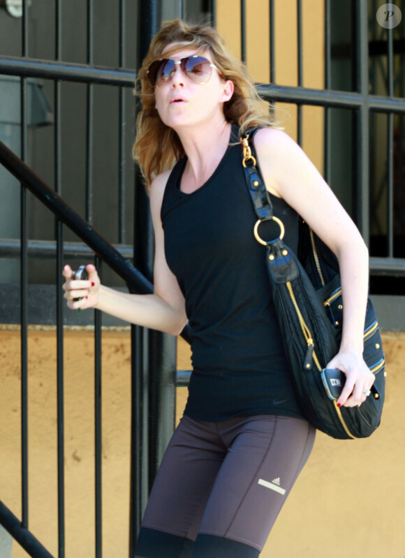 Ellen Pompeo part pour son cours de gym à Los Angeles, le 1er juillet 2010